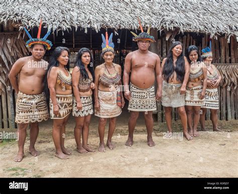 Iquitos Per Sep Indio De Tribu Bora En Su Atuendo Local