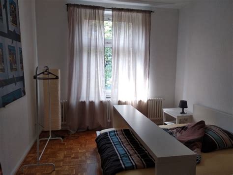 Altbau WG Zimmer mit netten Mitbewohnern hohe Decken großen Fenster