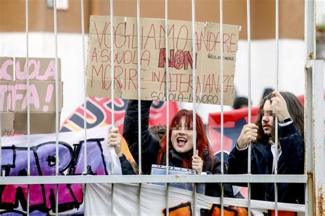 Istituto Molinari, aggiornata la targa per Ramelli: “Ucciso per le sue