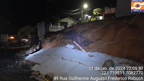 FOTOS Casa fica destruída após teto desabar por conta de temporal em