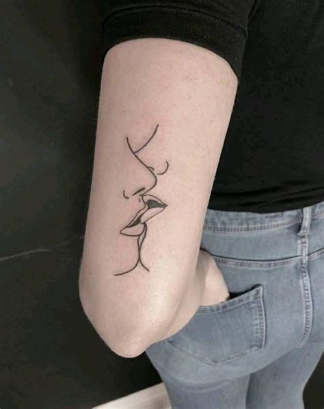 Tatuajes De Abrazos Y Besos Significado Y Ideas Para Inspirarte