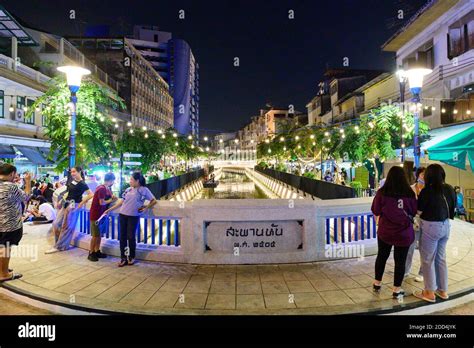 Khlong Ong Ang canal new Bangkok walking street at night Stock Photo ...