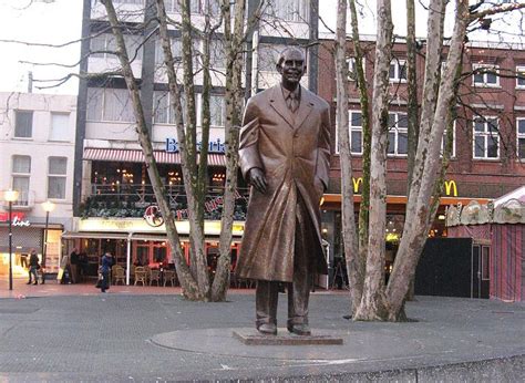 frits philips statue eindhoven