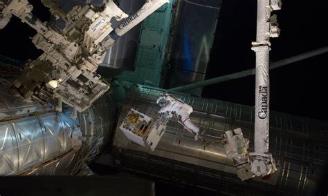 Astronautas farão caminhada espacial para consertar sistema de