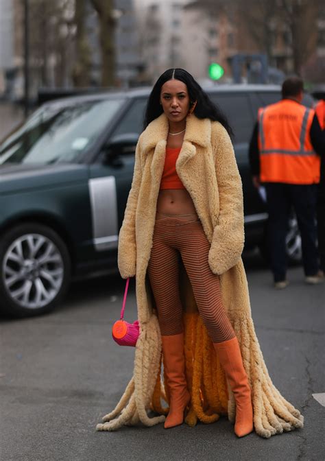 Cómo llevar leggings de colores con zapatos y botas en otoño 2023 | Vogue