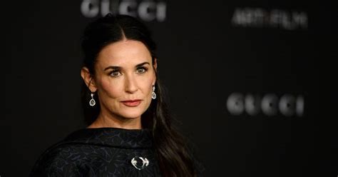 Η Demi Moore απολαμβάνει τις διακοπές στην Ελλάδα και ποζάρει πάνω σε