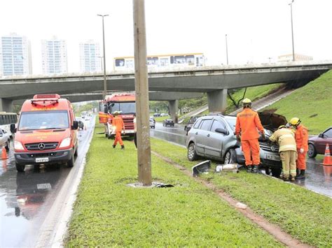 G1 Pista molhada causa acidentes na EPTG Ponte JK e várias pistas do