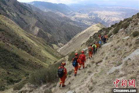 新疆：7名“驴友”爬山失联 森林消防徒步搜寻助安全下山新闻频道中国青年网