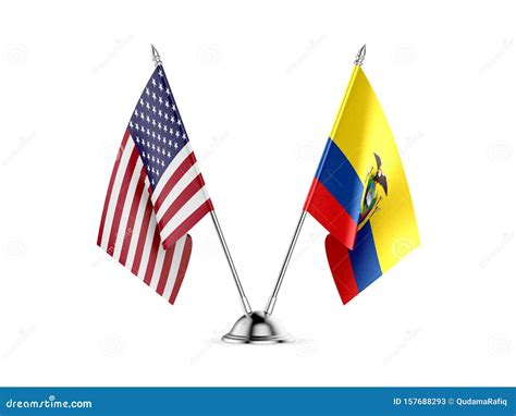 Banderas De Mesa Estados Unidos Y Ecuador Aisladas En Fondo Blanco