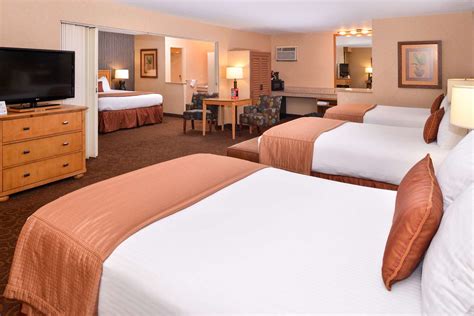 King Suite with 3 Double Beds - BEST WESTERN PLUS Pavilions