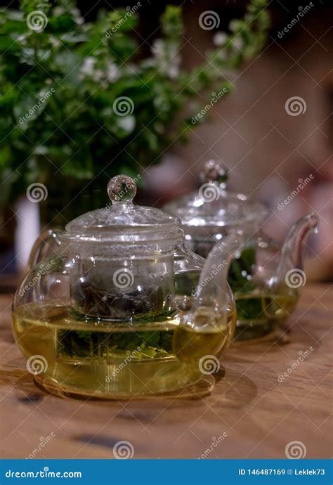 Infusi N Herbaria Con Las Hojas De Menta Fresca En Pote De Cristal