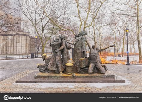 The Immigrants sculpture New York — Stock Editorial Photo © dbajurin ...