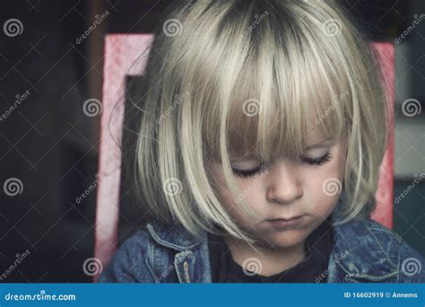 Petite Fille Triste Image Stock Image Du Blonde D Pression