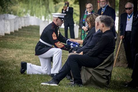 Marine Medal of Honor recipient laid to rest at Arlington : r/USMC