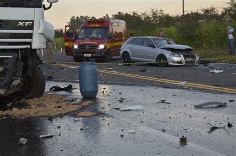 Colis O Frontal Entre Carreta E Carro Deixa Dois Feridos Na Br