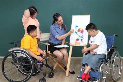 Un Grupo De Jóvenes Con Discapacidades Y Autismo Está Entrenando a Los