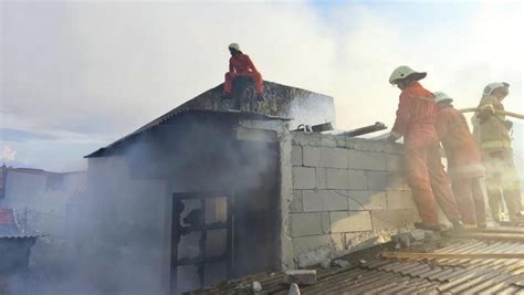 Lima Rumah Ludes Terbakar Di Gang Sempit Kawasan Duri Kepa Petugas