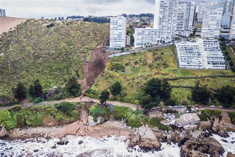 El increíble socavón en Reñaca que mantiene en peligro de derrumbe a