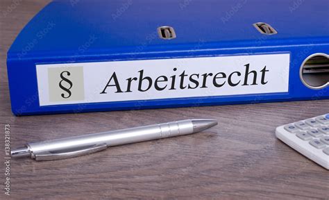 Arbeitsrecht Ordner Im Büro Mit Stift Und Taschenrechner Stock Foto