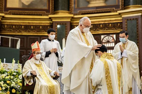 El Cardenal Gregorio Rosa Ch Vez Ordena Un Sacerdote Y Un Di Cono