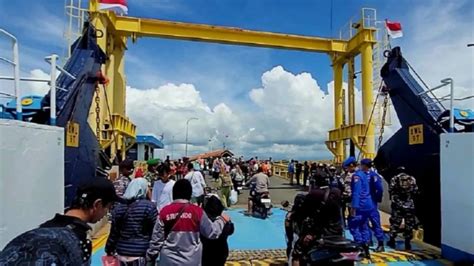 Arus Balik Penumpang Dari Pulau Madura Tiba Di Pelabuhan Jangkar