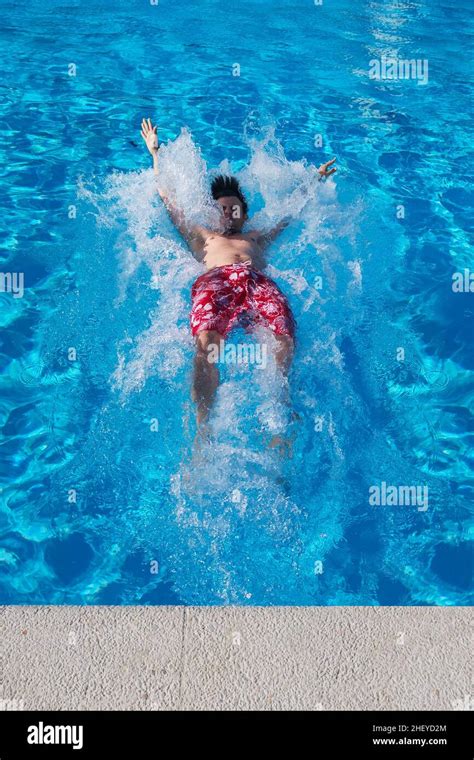 Homme mignon en maillot de bain Banque de photographies et dimages à