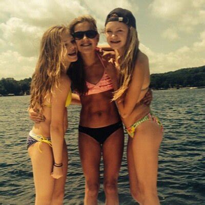 Hot Sexy Elle Liniewski Bikini Pics