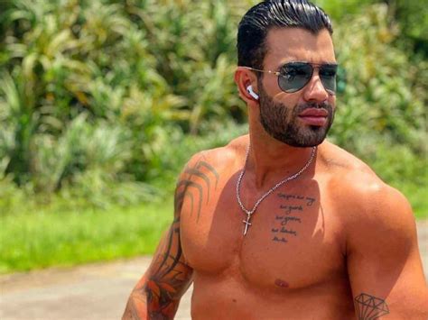 Gusttavo Lima Mostra A Linguinha Posa Sem Parte Da Roupa E Detalhe