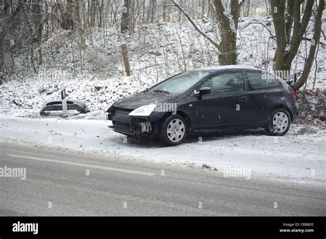 Skidding car hi-res stock photography and images - Alamy