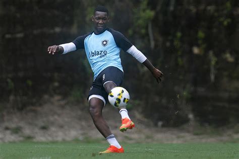 Botafogo Relaciona Jogadores Para Os Jogos Contra Ava E S O Paulo