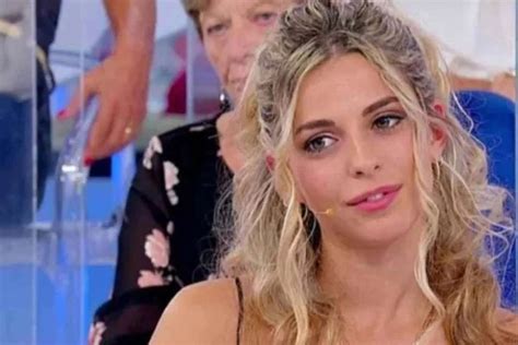 Il cambio look di Carola è pazzesco addio capelli ricci dopo Uominni e