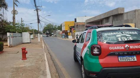 Caminhão arrasta fiação e quase derruba poste na avenida Castelo Branco