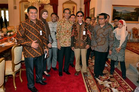 Makna Simbolik Di Balik Baju Yang Dikenakan Presiden Jokowi Saat