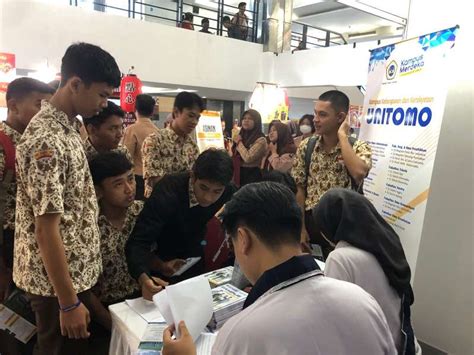 Tim Promosi Unitomo Hadiri Pameran Pendidikan Di Pulau Madura Dan Surabaya