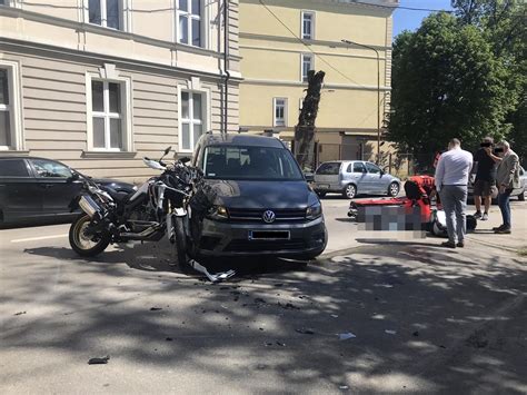 Wypadek W Bielsku Bia Ej Motocyklista Zderzy Si Z Samochodem