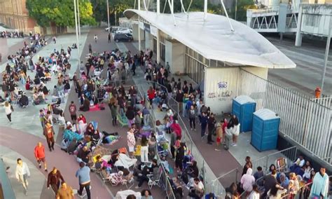 Fãs de Taylor Swift acampam em fila no Rio para pré venda do show