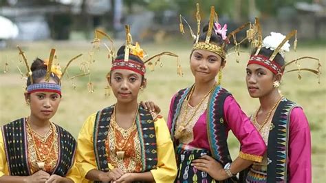 Baju Adat Suku Alor Budayanesia