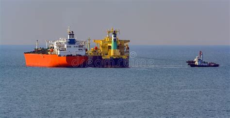 Het Laden Van Verankerde Oliesupertanker Via Een Ship To Ship