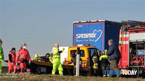 Incidente In Tangenziale A Rivoli Tamponamento Tra Carroattrezzi E