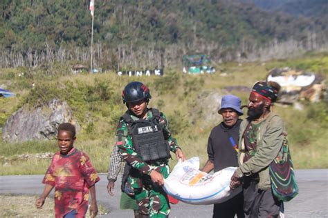 Satgas Mobile Raider Siliwangi Bantu Distribusi Logistik Kemensos