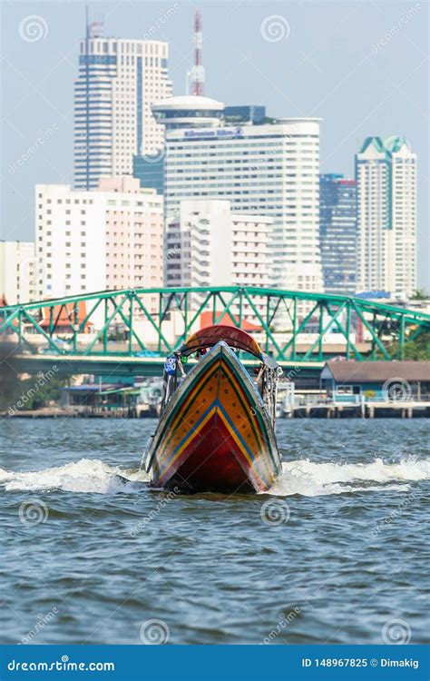 Barcos Aut Nticos E Navios Modernos Que Flutuam Pelo Rio No Fundo Da