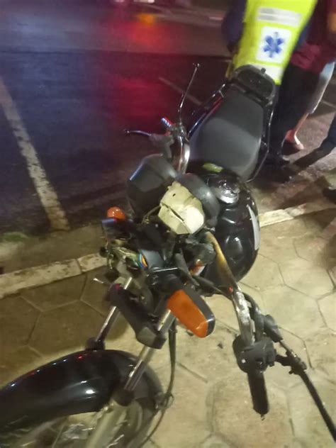 Carro Bate Em Parede De Empresa Ap S Colis O Moto Estacionada Em