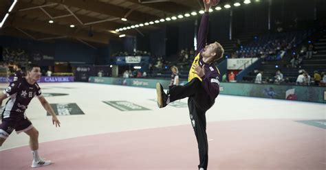 Dans Le Gymnase Distres Une Ola Pour Saluer Le Retour Du Public