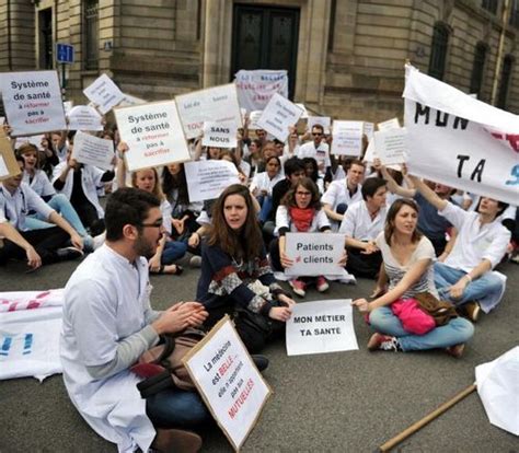 Les futurs médecins défilent contre le projet de loi de santé Limoges