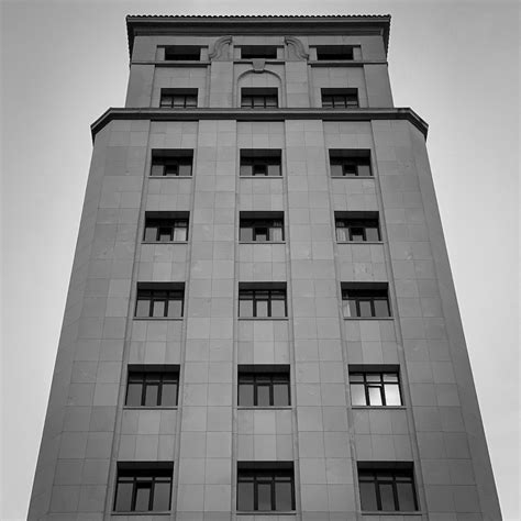 A Very Tall Building With Lots Of Windows Photo Free España Image On Unsplash