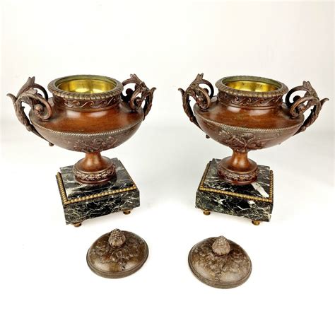 Spelter Urn Vases On Green Marble Base Lodewijk Xvi Stijl Brons