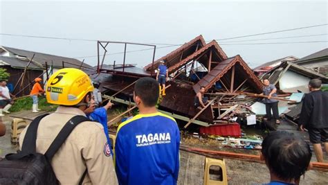 Sejumlah Wilayah Di Kalsel Diterjang Angin Puting Beliung Hingga Banjir