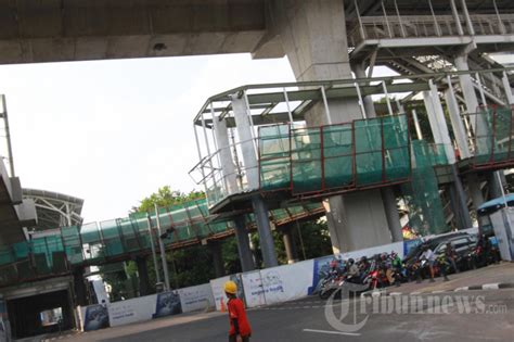 Pembangunan Skybridge Untuk Integrasi Halte Trans Jakarta Foto