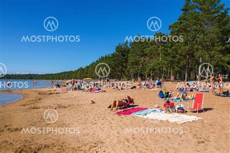 Lars Johansson N Kuva Folk Som Solar Och Badar P Mostphotos