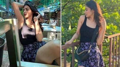 Mouni Roy मौनी रॉयच्या कातील अदा नवे फोटो चर्चेत Mouni Roy Is Looking So Beautiful In Her